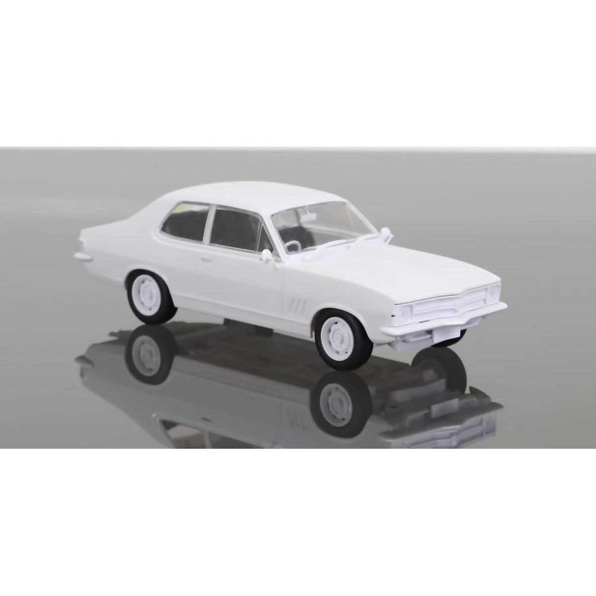 DDA COLLECTIBLES - 1:24 SCALE - HOLDEN TORANA LC GTR SEALED BODY OPENING BONNET WITH ENGINE - PLASTIC DIECAST MODEL KIT