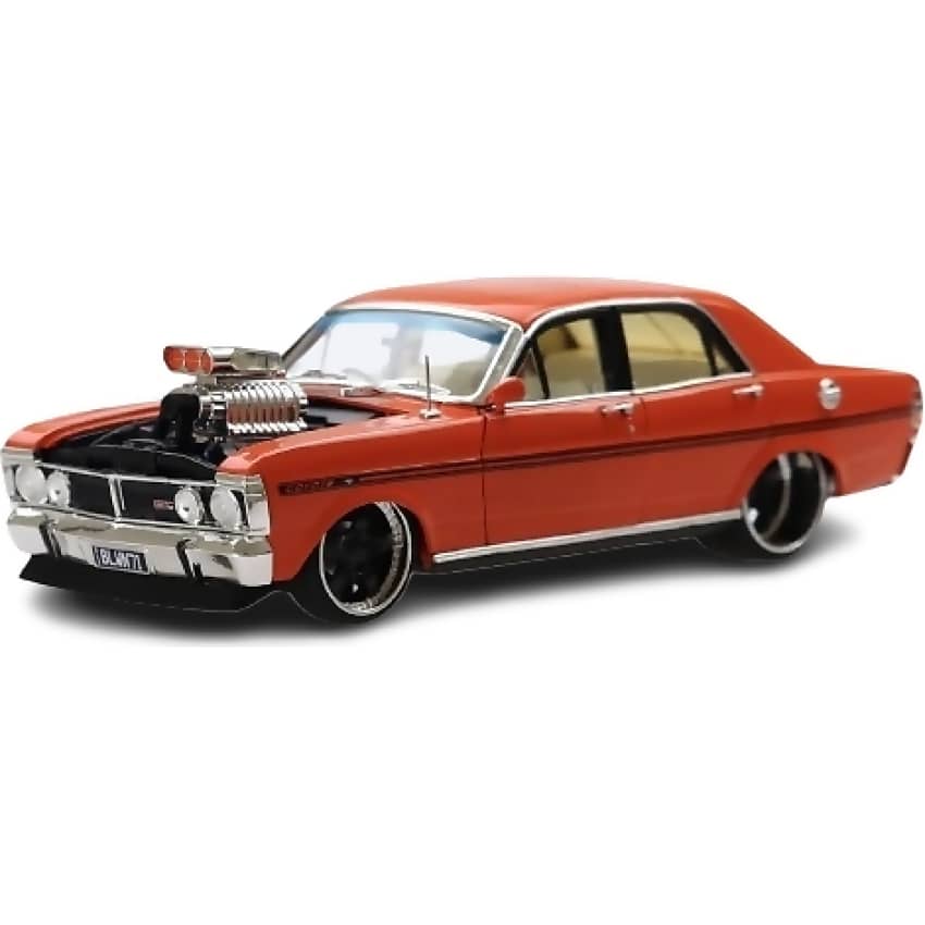 DDA COLLECTIBLES - 1:24 SCALE - 1971 CUSTOM FORD GT HO BLOWN & SLAMMED - DIECAST MODEL