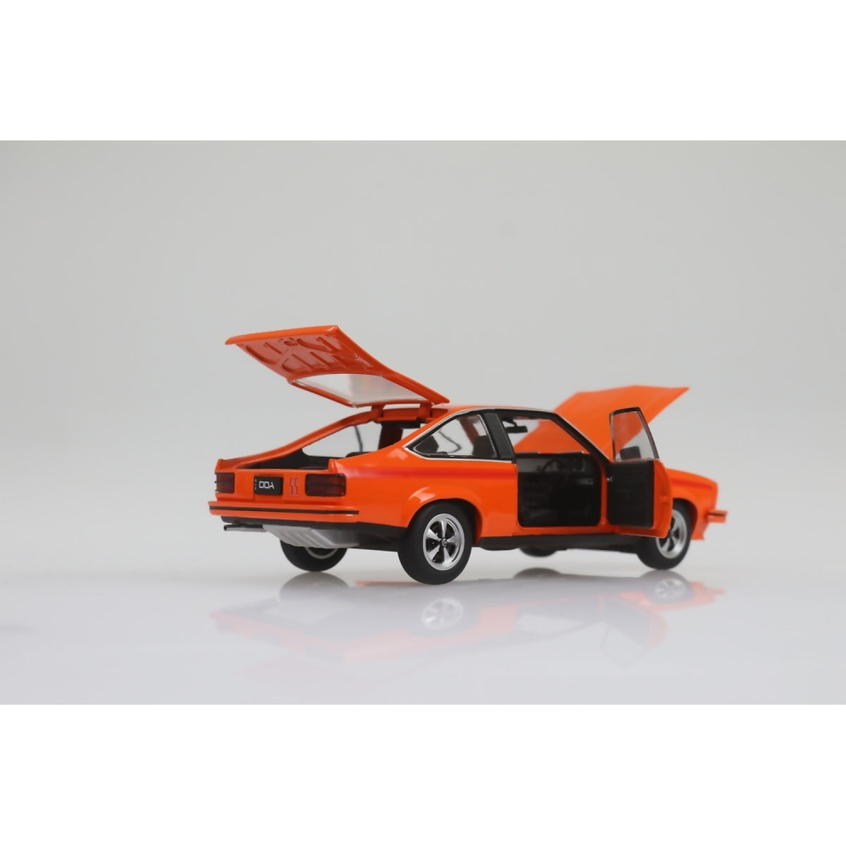 DDA COLLECTIBLES - 1:24 SCALE - LX SS HOLDEN TORANA 6 CYLINDER - DIECAST MODEL