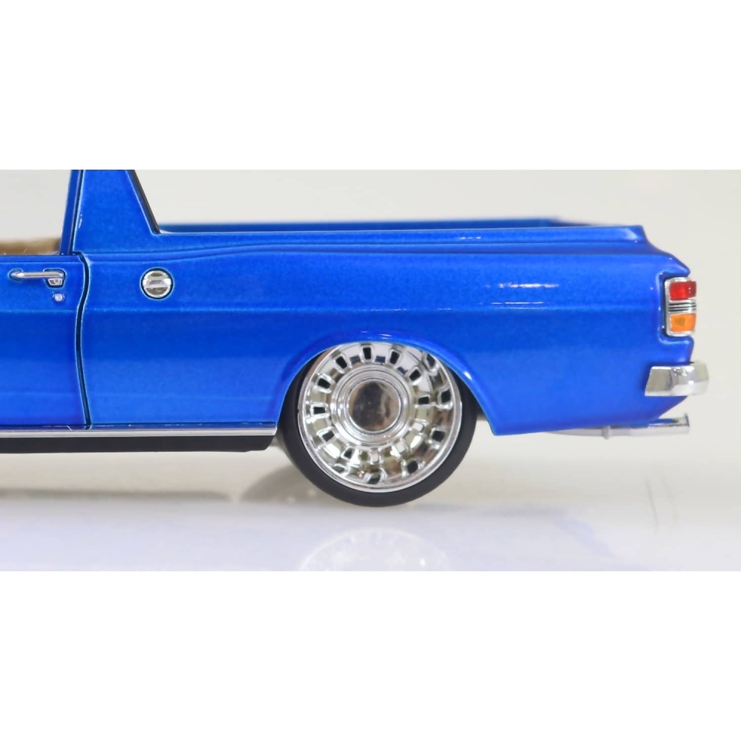 DDA COLLECTIBLES - 1:24 SCALE - BLUE CUSTOM XY FORD FALCON UTE - DIECAST MODEL
