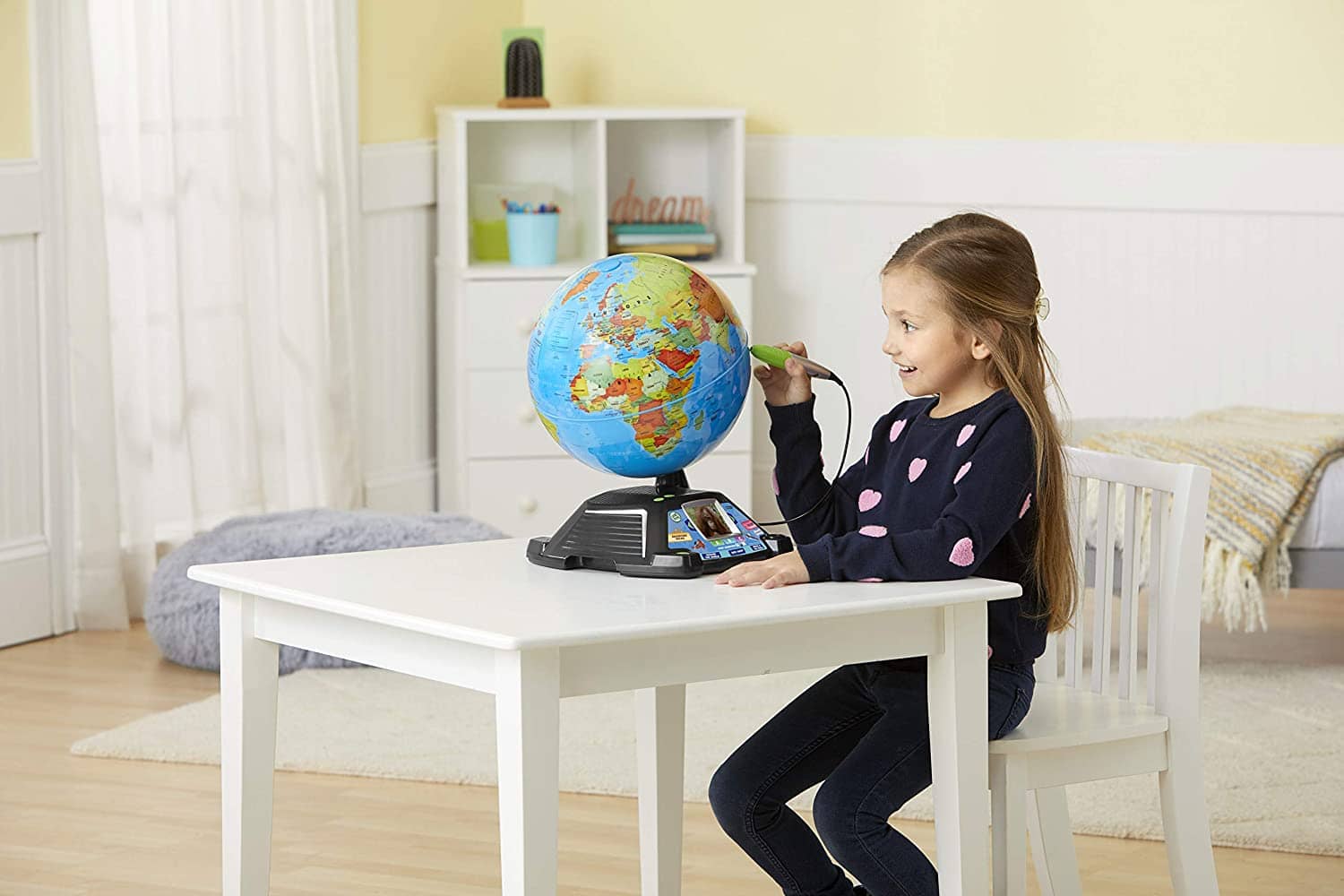 LeapFrog - Magic Adventures Globe - Interactive Educational Children's Globe with LCD Screen and BBC Videos