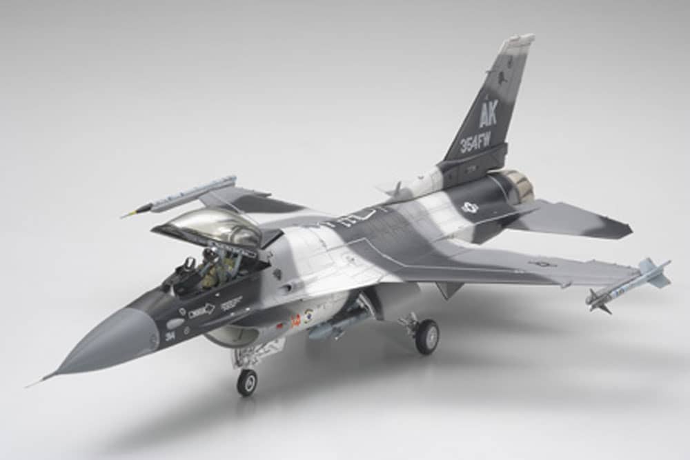 TAMIYA - F-16C/N AGGRESSOR T61106 PLASTIC MODEL KIT
