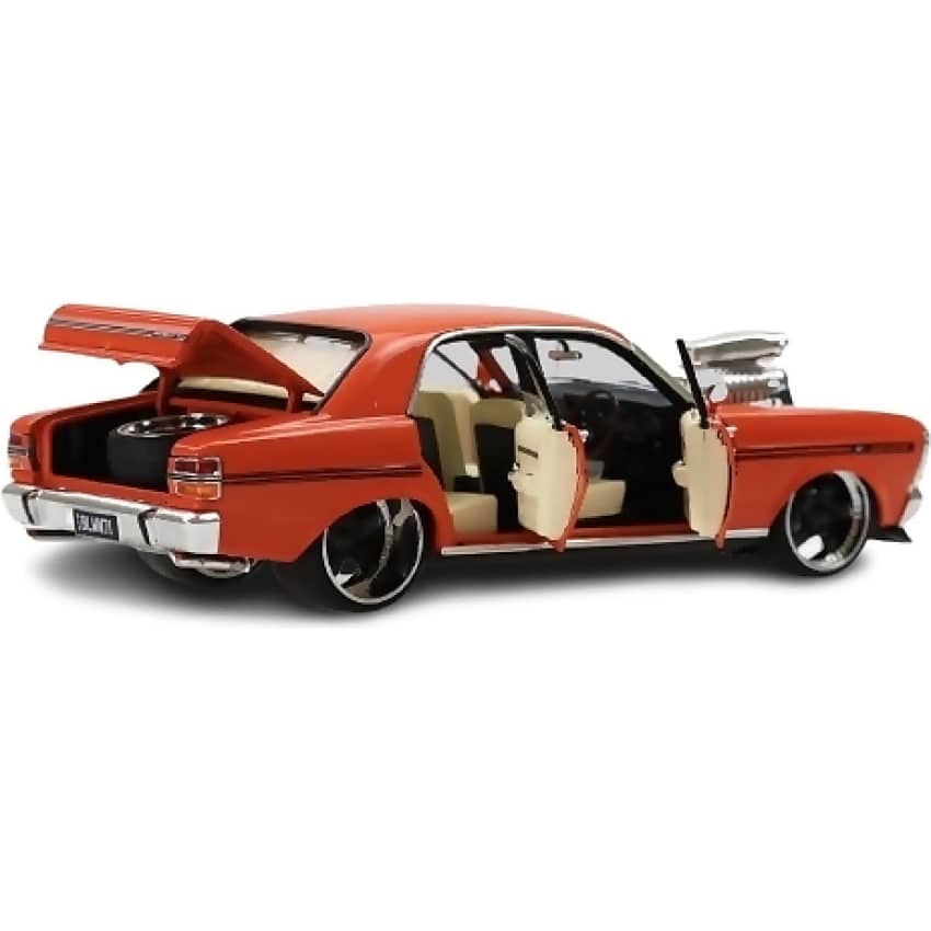 DDA COLLECTIBLES - 1:24 SCALE - 1971 CUSTOM FORD GT HO BLOWN & SLAMMED - DIECAST MODEL
