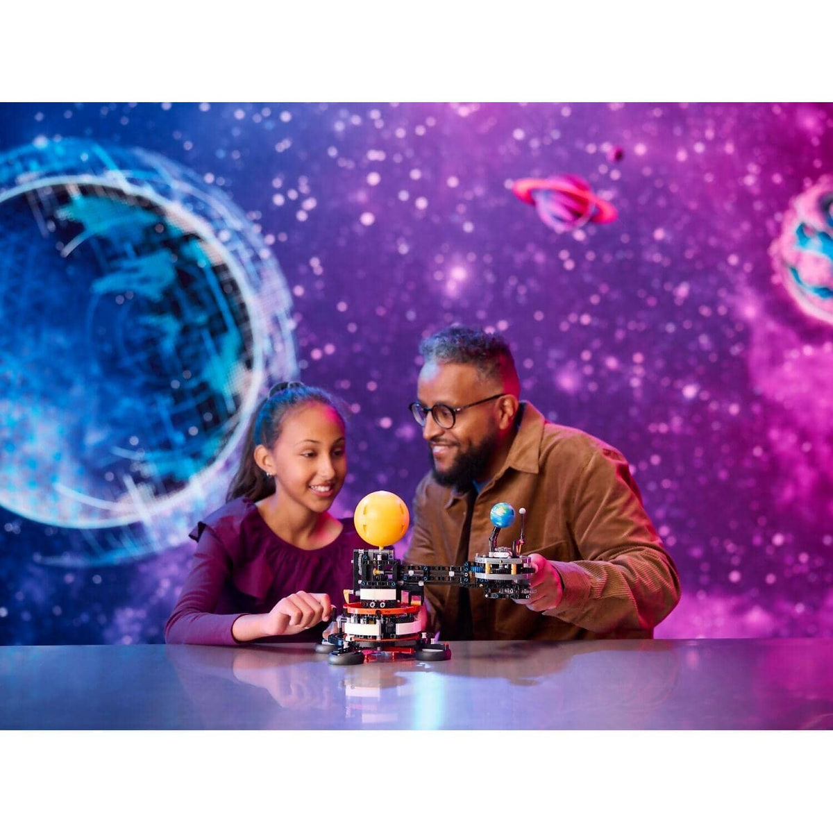 LEGO® 42179 Planet Earth and Moon in Orbit - Technic