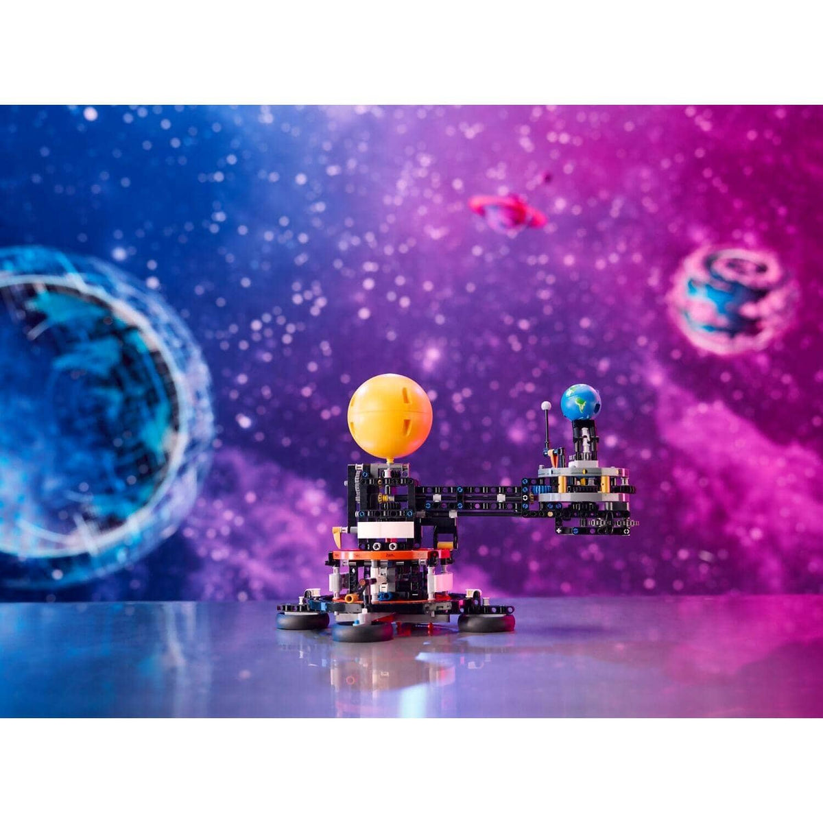 LEGO® 42179 Planet Earth and Moon in Orbit - Technic