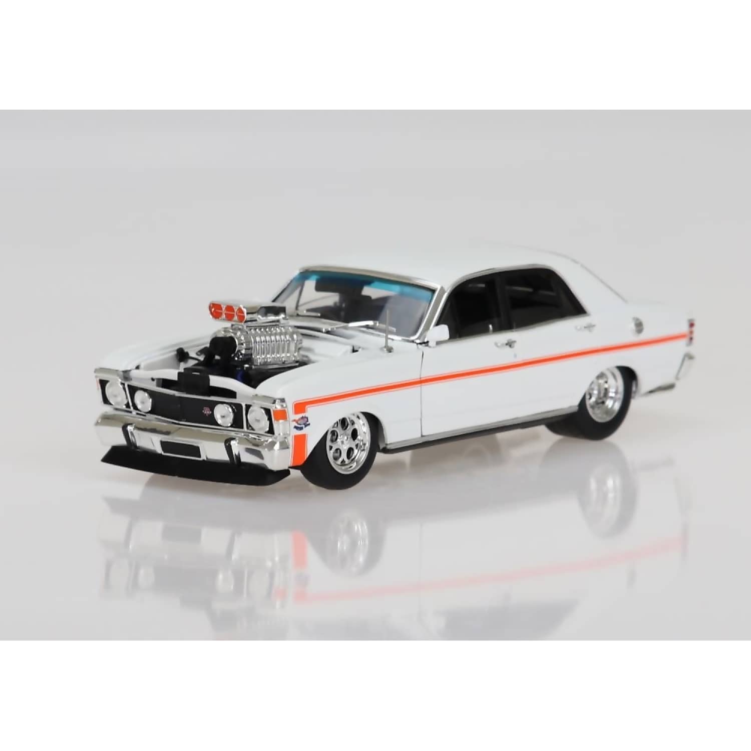 DDA COLLECTIBLES - 1:24 SCALE - XW 1970 GTHO SLAMMED AND SUPERCHARGED FULLY DETAILED - DIECAST MODEL