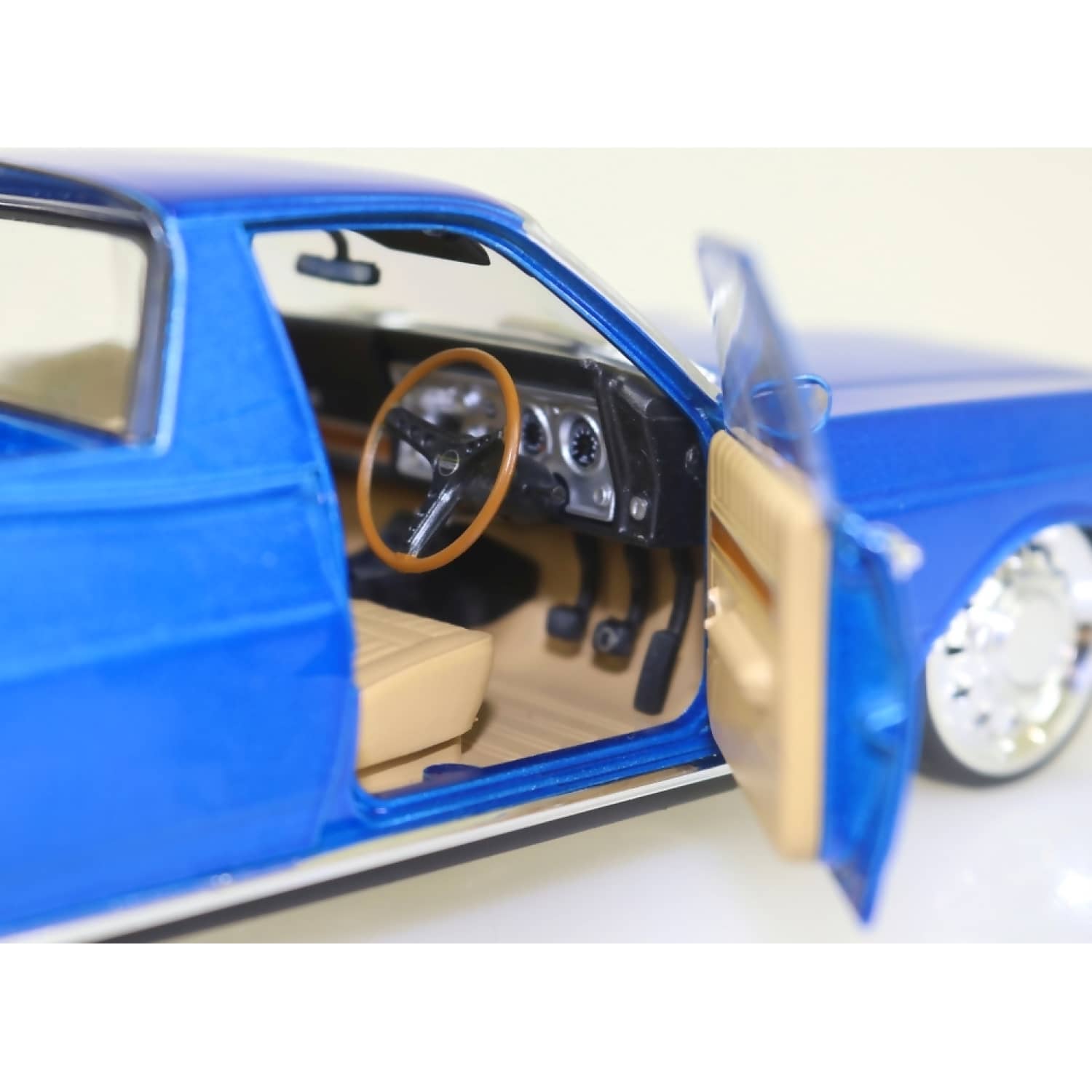 DDA COLLECTIBLES - 1:24 SCALE - BLUE CUSTOM XY FORD FALCON UTE - DIECAST MODEL