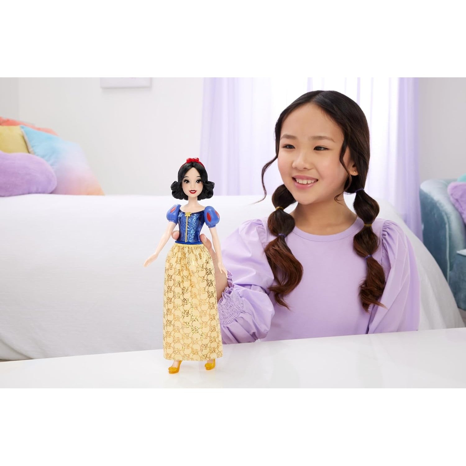 Disney -  Princess - Snow White Doll with Sparkling Fashion & Accessories - Mattel
