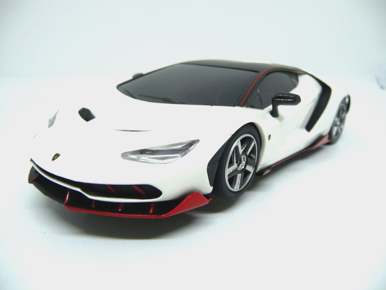 SCALEXTRIC - C4087 1:32 LAMBORGHINI CENTENARIO WHITE SLOT CAR SUIT CARRERA