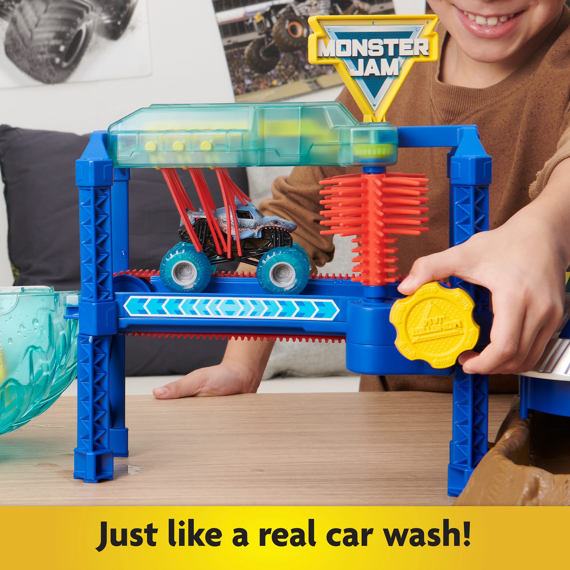 Monster Jam - Megalodon Monster Wash Includes Coluor-changing Megalodon Monster Truck